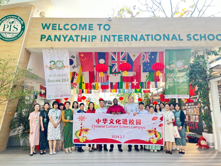 駐老撾使館政治處主任杜長青與白云碧國際學校校方、參會志愿者教師合影?；顒又鬓k方供圖