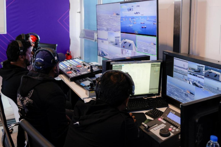 工作人員在監(jiān)控比賽。主辦方供圖