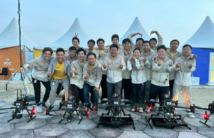飛鷹隊部分隊員在賽后合影。北京理工大學供圖