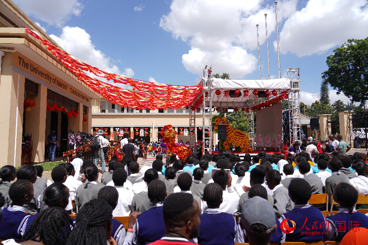 師生在觀看舞獅表演。人民網(wǎng)記者 黃煒鑫攝