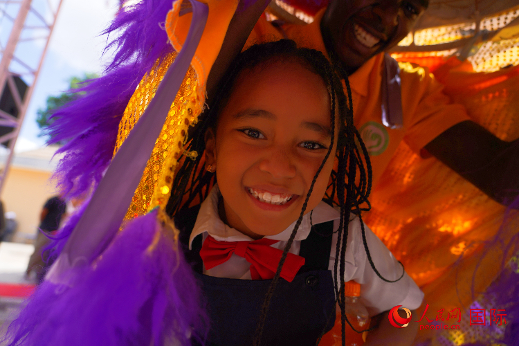 一名小朋友在與舞獅表演者互動。人民網(wǎng)記者 黃煒鑫攝