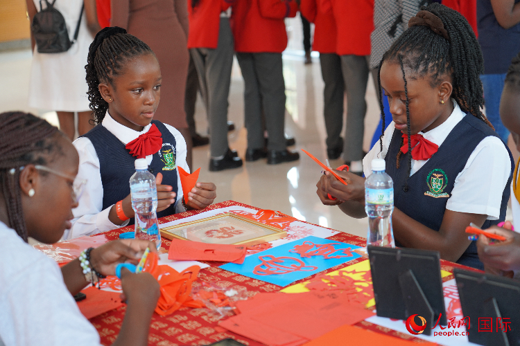 學生在體驗剪窗花。人民網(wǎng)記者 黃煒鑫攝