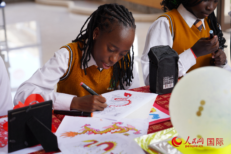 學生在畫龍。人民網(wǎng)記者 黃煒鑫攝