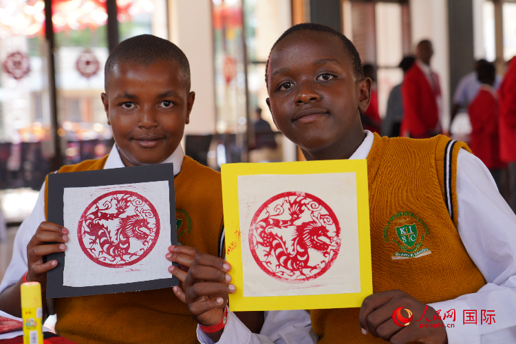 學生展示拓印作品。人民網(wǎng)記者 黃煒鑫攝