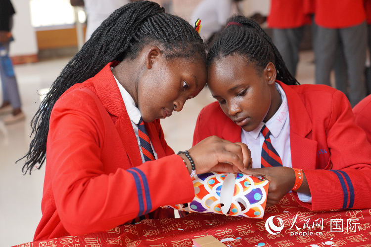 學生在手工制作紙龍。人民網(wǎng)記者 黃煒鑫攝