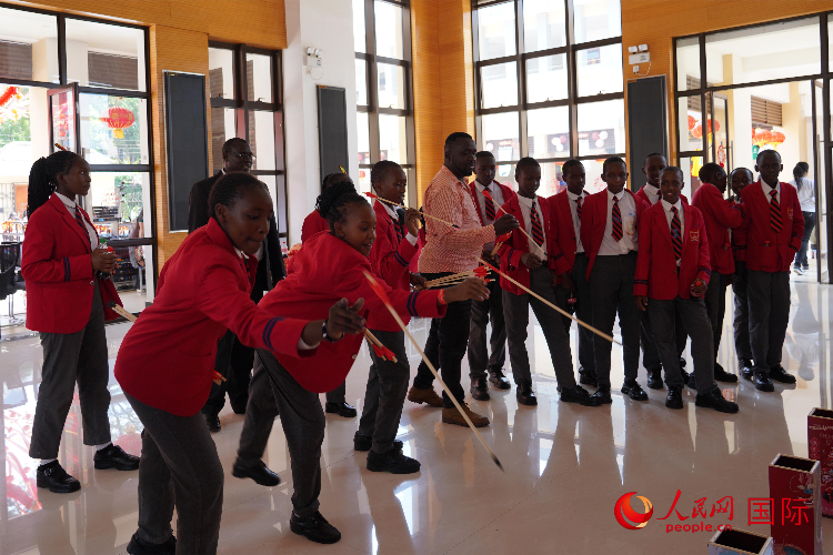 師生在體驗投壺游戲。人民網(wǎng)記者 黃煒鑫攝