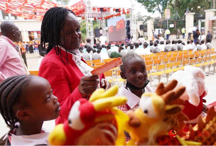 師生在逛春節(jié)集市。人民網(wǎng)記者 黃煒鑫攝