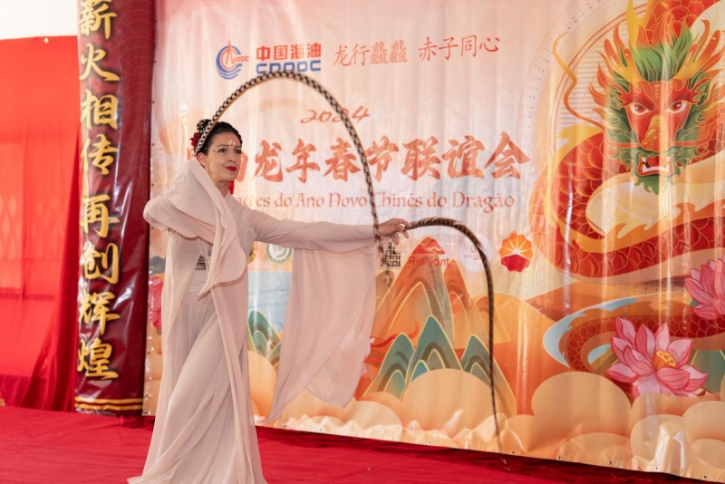 巴西藝術(shù)家表演中國舞。里約天主教大學(xué)孔子學(xué)院供圖