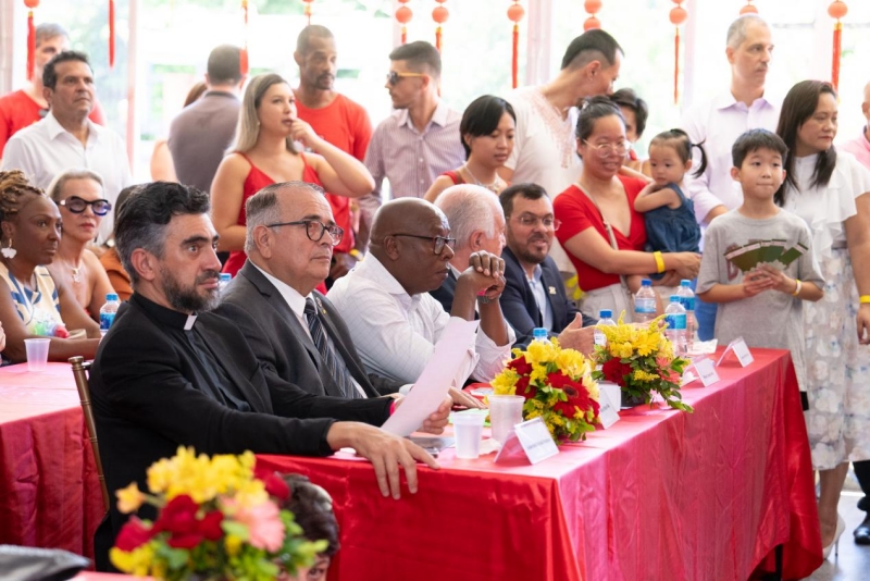 兩國民眾共同觀欣賞文藝表演。里約天主教大學(xué)孔子學(xué)院供圖