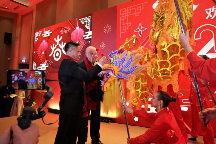 張漢暉（左）、施威特科（右）共同為彩龍點睛。于子恒攝