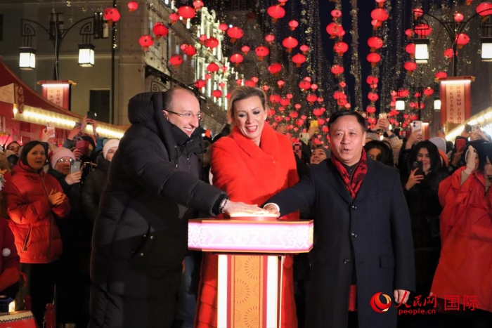 張漢暉、扎哈羅娃、科茲洛夫（從右至左）共同按下活動啟動按鈕。于子恒攝