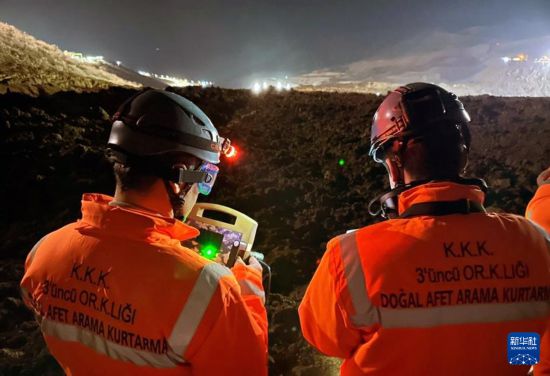 2月13日，救援人員在土耳其東部埃爾津詹省伊利奇區(qū)礦難現(xiàn)場工作。新華社發(fā)（穆斯塔法·卡亞攝）