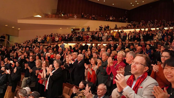 中德觀眾觀看中央民族樂團(tuán)“”天地永樂·中國(guó)節(jié)“”音樂會(huì)。中國(guó)駐德國(guó)大使館供圖