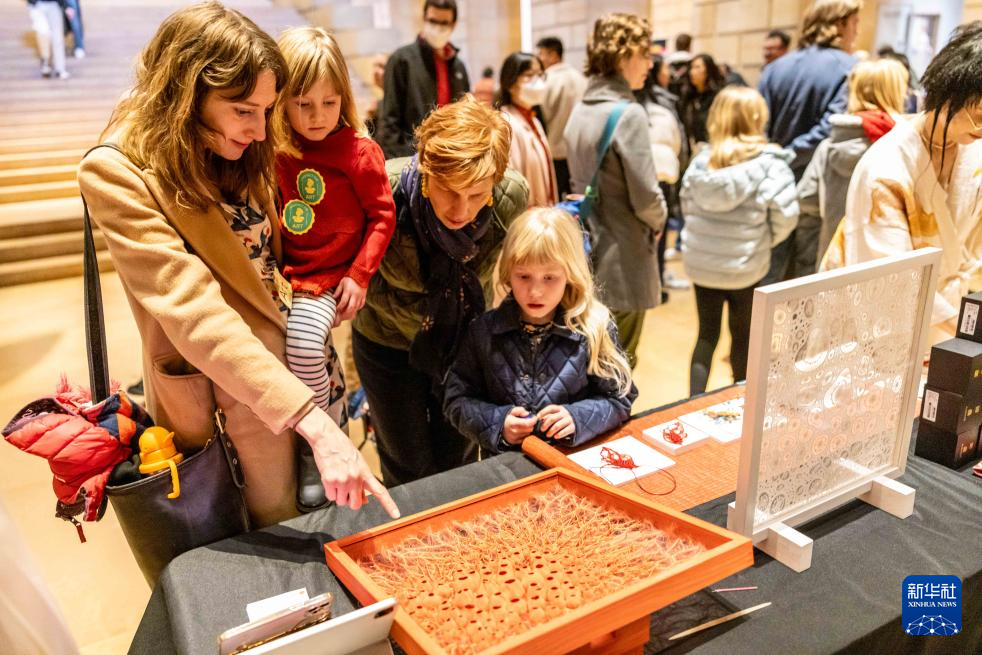 2月11日，參觀者在美國費城藝術(shù)博物館舉行的龍年迎新春活動上觀看刺繡作品。新華社發(fā)（周煥新攝）