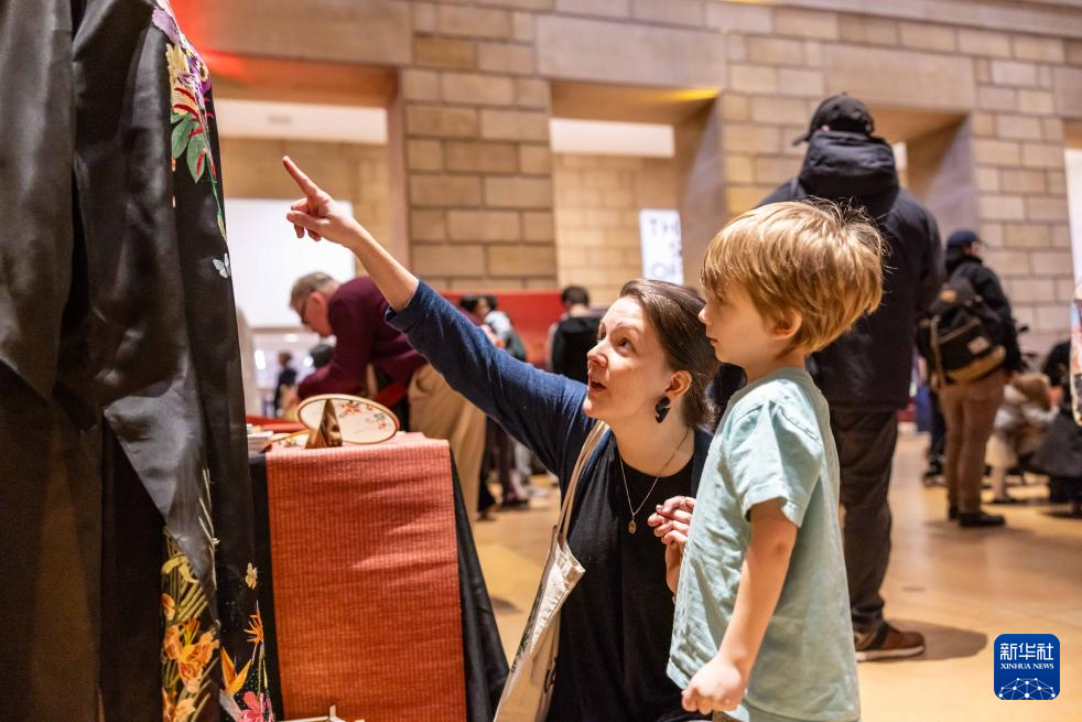 2月11日，參觀者在美國費城藝術(shù)博物館舉行的龍年迎新春活動上觀看中國傳統(tǒng)服飾。新華社發(fā)（周煥新攝）