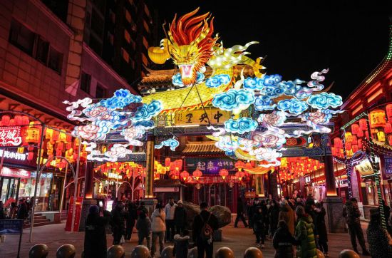 2月11日，游客在沈陽中街游覽。春節(jié)期間，各地?zé)艋痂?、火樹銀花，呈現(xiàn)出一幕幕流光溢彩的視覺盛宴。（新華社記者潘昱龍攝）