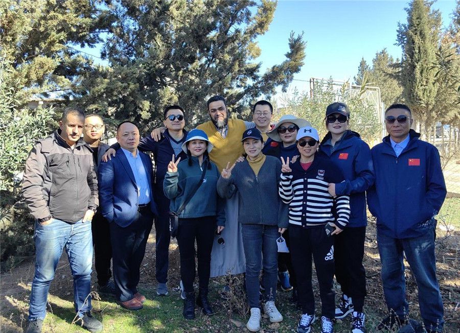 中國醫(yī)生們與穆罕默德一家人合影留念。中國第28批援阿爾及利亞醫(yī)療隊塞地夫分隊供圖