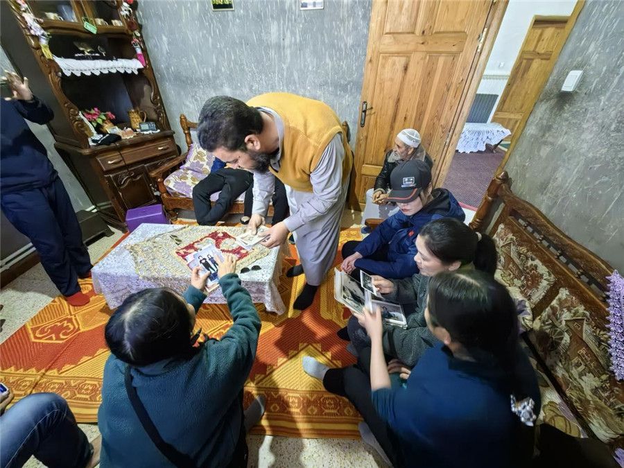 穆罕默德醫(yī)生講述與中國醫(yī)生結(jié)緣的老照片。中國第28批援阿爾及利亞醫(yī)療隊塞地夫分隊供圖