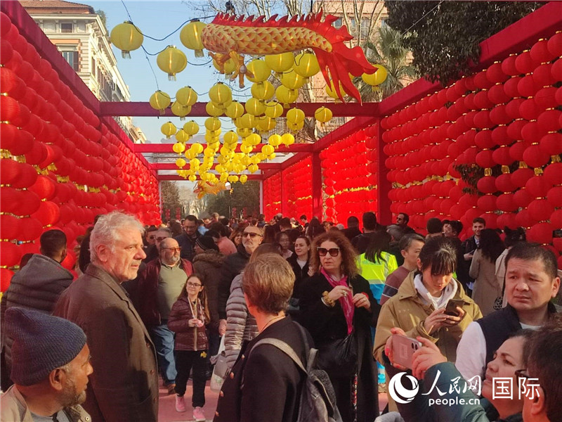 游園會(huì)入口處張燈結(jié)彩，人流如織。人民網(wǎng)記者鄭彬攝