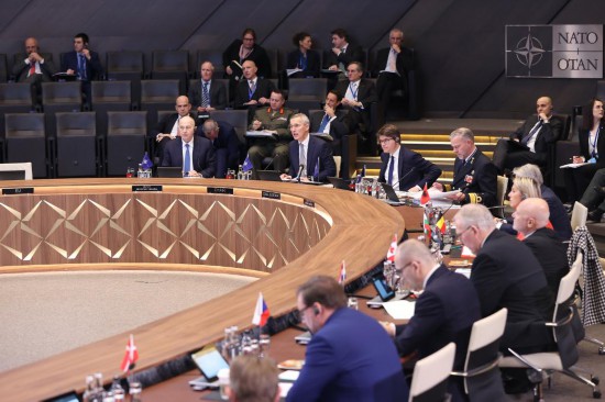 這是2月15日在比利時(shí)布魯塞爾拍攝的北約防長(zhǎng)會(huì)現(xiàn)場(chǎng)。為期一天的北約成員國(guó)國(guó)防部長(zhǎng)會(huì)議15日在比利時(shí)首都布魯塞爾結(jié)束。會(huì)議就加強(qiáng)北約的威懾和防御以及對(duì)烏克蘭的支持等問(wèn)題展開(kāi)討論。新華社記者趙丁喆攝