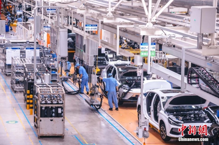 資料圖：工人在新能源汽車生產(chǎn)線上作業(yè)。李南軒 攝
