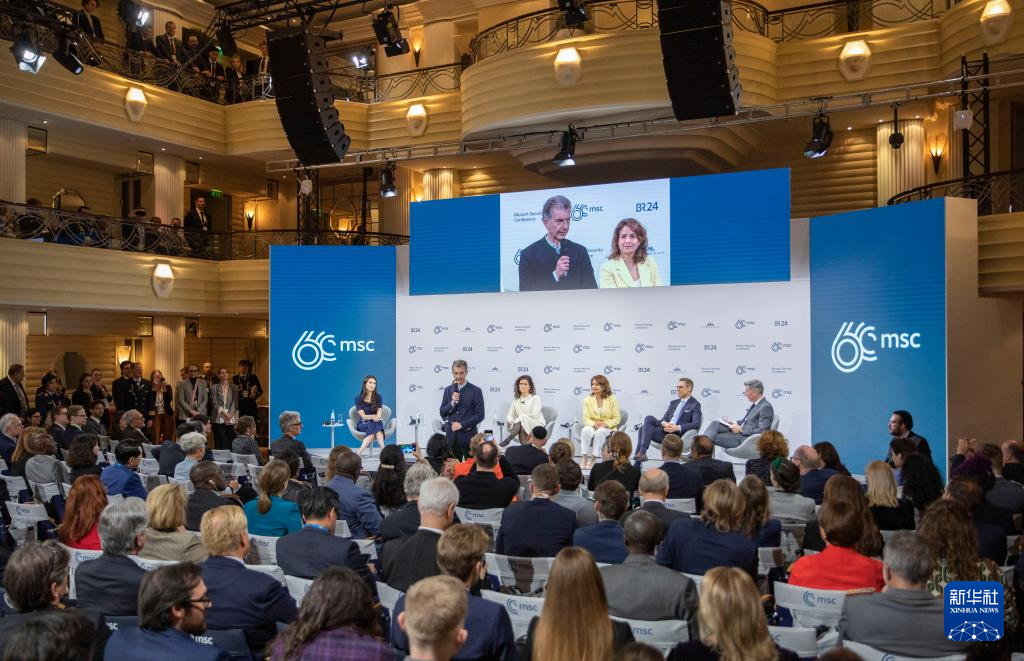 2月18日，慕安會主席克里斯托夫·霍伊斯根（中左二）在德國慕尼黑舉行的第60屆慕尼黑安全會議上發(fā)表閉幕致辭。新華社記者 張帆 攝