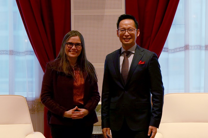 冰島總理雅各布斯多蒂爾（右一）與中國(guó)駐冰島大使何儒龍合影。中國(guó)駐冰島大使館供圖