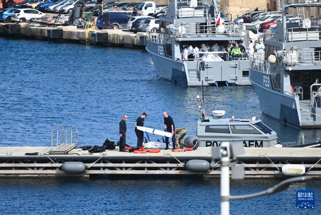 2月23日，在馬耳他皮耶塔，工作人員準備搬運一具非法移民遇難者遺體。新華社發(fā)（喬納森·博格攝）