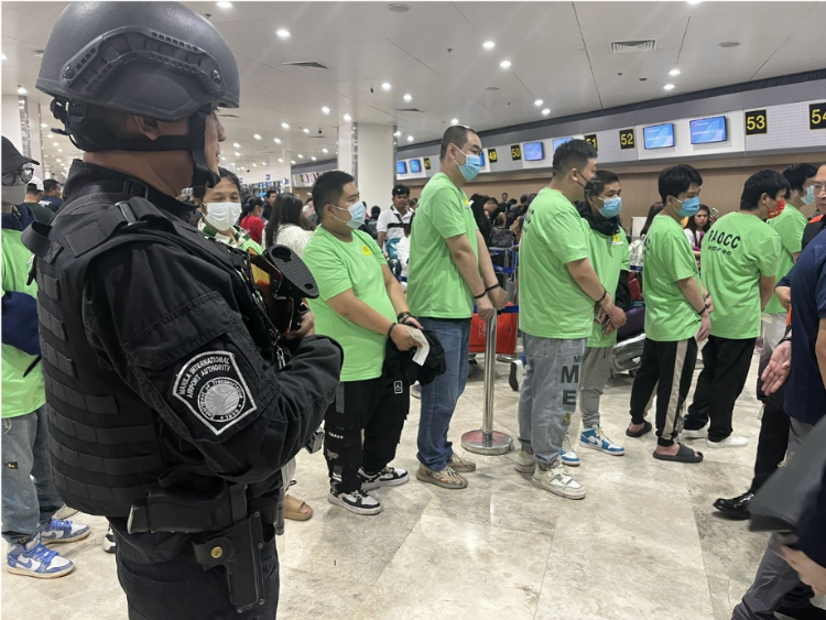 中國和菲律賓兩國執(zhí)法部門合作遣返在菲從事離岸博彩的中國公民。駐菲律賓使館供圖