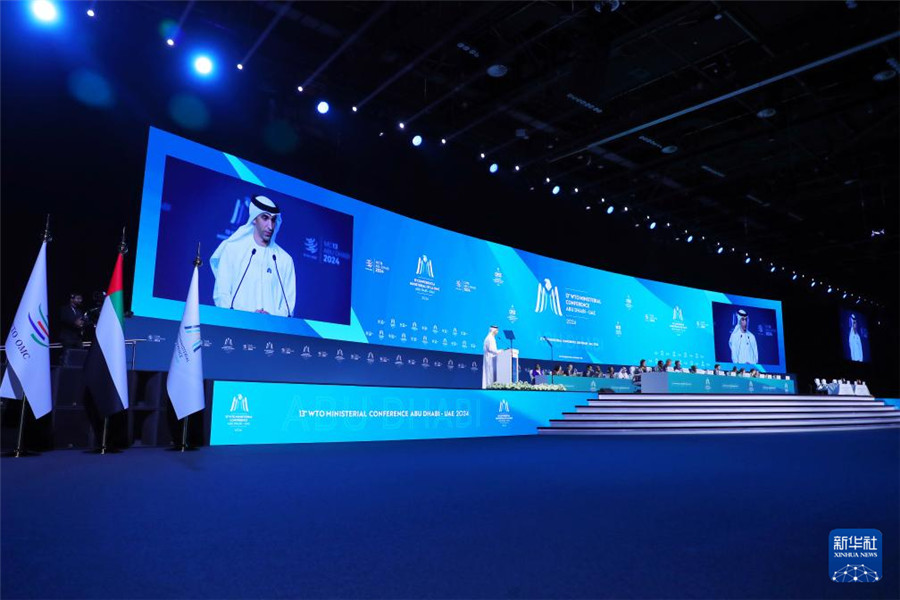 2月26日，在阿聯(lián)酋首都阿布扎比，阿聯(lián)酋外貿(mào)國務(wù)部長、世貿(mào)組織第13屆部長級會議主席薩尼·澤尤迪在世界貿(mào)易組織第13屆部長級會議開幕式上致辭。新華社發(fā)（世界貿(mào)易組織供圖）