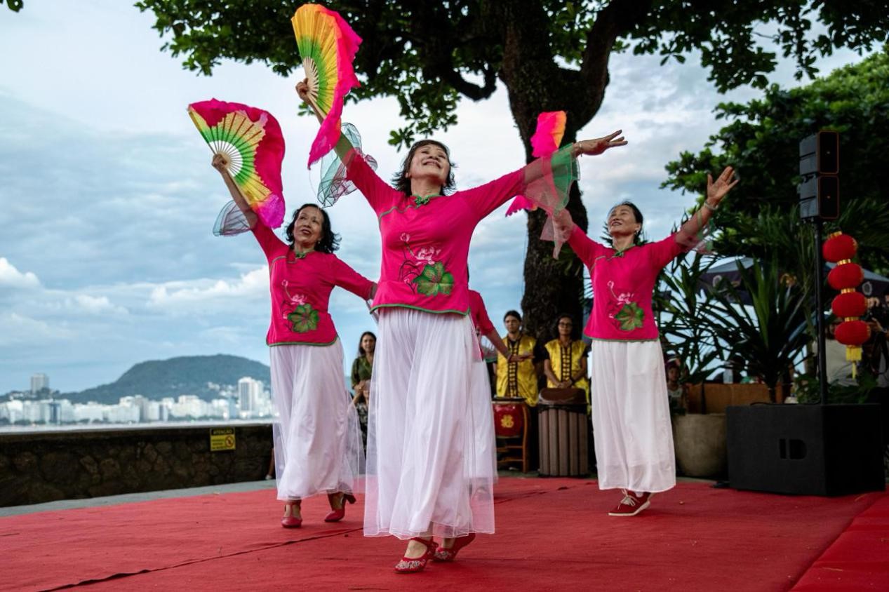 當(dāng)?shù)貢r(shí)間2月24日晚，2024年元宵節(jié)慶?；顒?dòng)在巴西里約熱內(nèi)盧市科帕卡巴納要塞舉辦。巴西山河文化促進(jìn)中心供圖