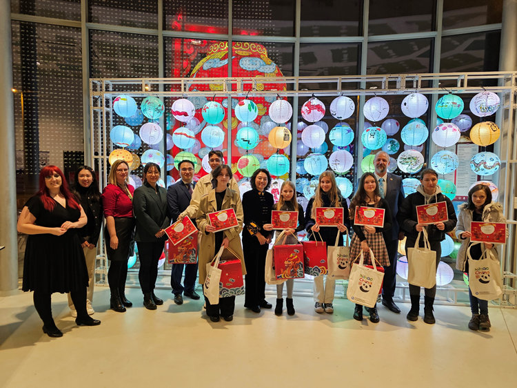 獲獎(jiǎng)學(xué)生合影。翟朝暉攝