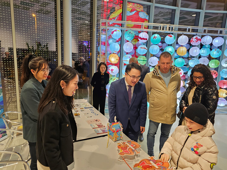 匈牙利小朋友猜燈謎。翟朝暉攝