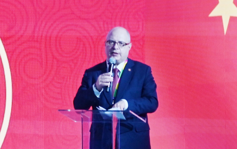 俄羅斯國家杜馬資產(chǎn)、土地和財(cái)產(chǎn)關(guān)系委員會主席兼俄中議員友好小組主席加夫里洛夫致辭。主辦方供圖