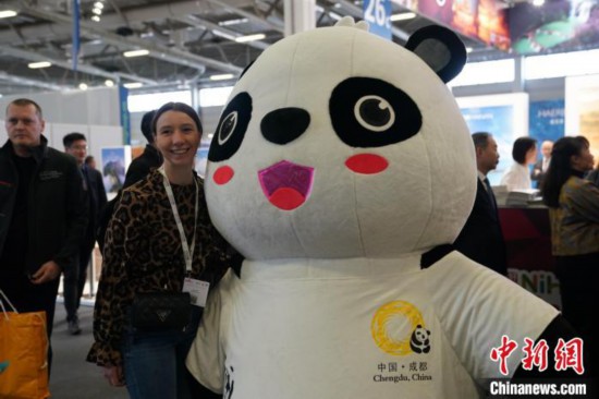 3月5日，2024年柏林國(guó)際旅游交易會(huì)(ITB)在柏林會(huì)展中心拉開(kāi)帷幕。以“你好！中國(guó)”為主題的中國(guó)展區(qū)當(dāng)日亮相展會(huì)。圖為觀眾與大熊貓人偶合影。中新社記者 馬秀秀 攝