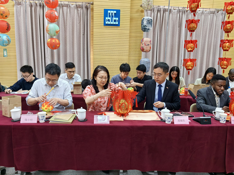 燈籠文化交流活動(dòng)現(xiàn)場(chǎng)。中建國(guó)際中西非公司供圖