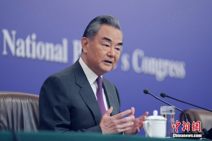 3月7日，十四屆全國人大二次會議在北京舉行記者會，中共中央政治局委員、外交部長王毅就中國外交政策和對外關(guān)系相關(guān)問題回答中外記者提問。<a target='_blank' href='/'><p  align=