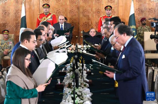   這是3月11日在巴基斯坦首都伊斯蘭堡總統(tǒng)府拍攝的內(nèi)閣宣誓就職儀式。巴基斯坦新內(nèi)閣的19名成員11日在巴總統(tǒng)扎爾達(dá)里和總理夏巴茲見證下，在首都伊斯蘭堡總統(tǒng)府宣誓就職。新華社發(fā)（巴基斯坦新聞與廣播部下轄媒體信息部門供圖）