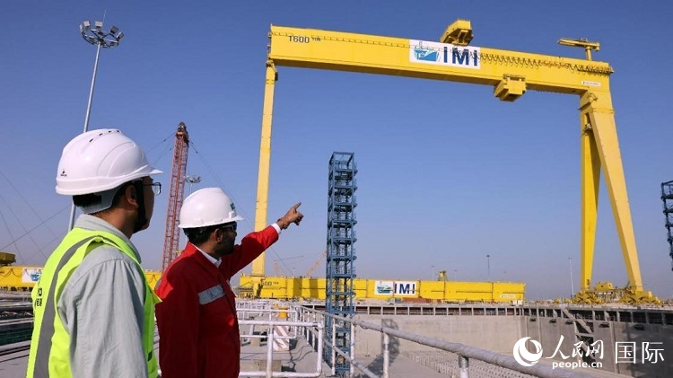 工作人員查看龍門吊情況。人民網(wǎng)記者管克江攝