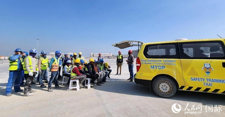 安全宣講出租車在現(xiàn)場播放安全視頻。人民網(wǎng)記者 管克江攝