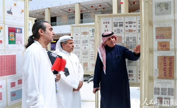 觀眾在欣賞集郵展作品。人民網(wǎng)記者 任皓宇攝