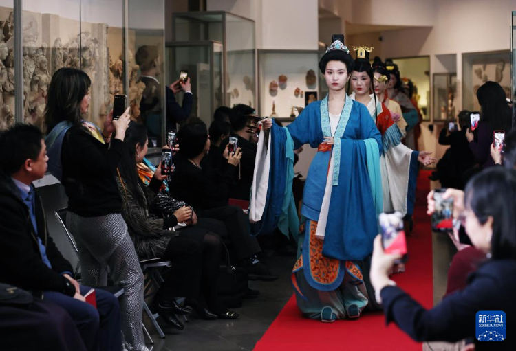 3月13日，在位于法國巴黎的吉美國立亞洲藝術博物館，模特展示敦煌復原服飾。新華社記者 高靜 攝