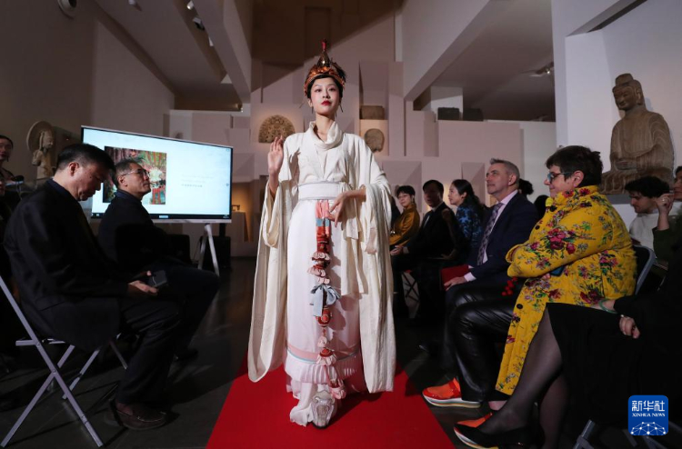 3月13日，在位于法國巴黎的吉美國立亞洲藝術博物館，模特展示敦煌復原服飾。新華社記者 高靜 攝