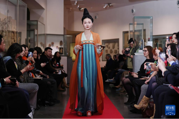 3月13日，在位于法國巴黎的吉美國立亞洲藝術博物館，模特展示敦煌復原服飾。新華社記者 高靜 攝