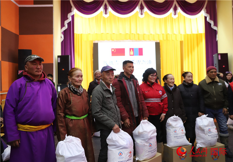 3月18日，向受災(zāi)牧民分發(fā)中方賑災(zāi)物資現(xiàn)場(chǎng)。人民網(wǎng)記者 霍文攝