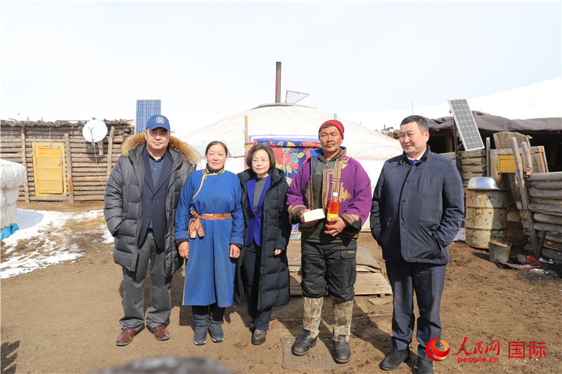 5.3月18日，沈大使與牧民及縣領(lǐng)導(dǎo)合影。人民網(wǎng)記者 霍文攝
