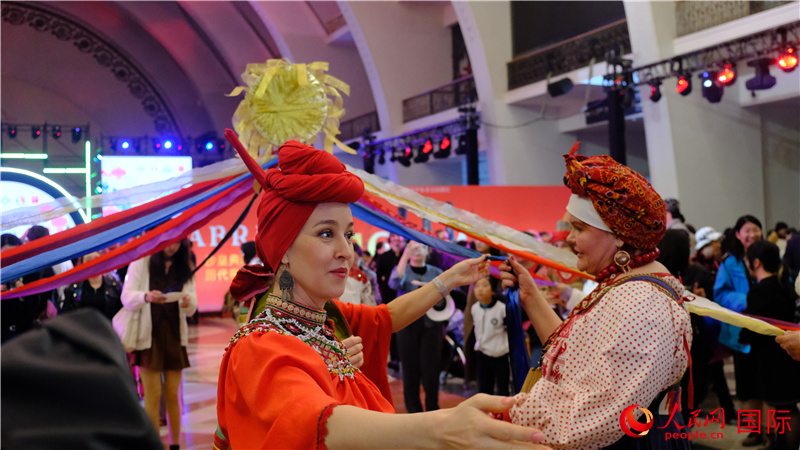 中俄觀眾在現(xiàn)場(chǎng)參與俄羅斯民俗互動(dòng)游戲。人民網(wǎng) 褚夢(mèng)琦攝