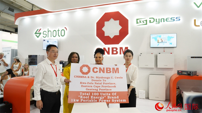 18日下午，中國(guó)建材國(guó)際南非公司向夸祖魯納塔爾省、東開普省及豪登省三省的社區(qū)捐贈(zèng)100臺(tái)KOOL ENERGY移動(dòng)電源設(shè)備(UPS)。人民網(wǎng) 劉暢攝