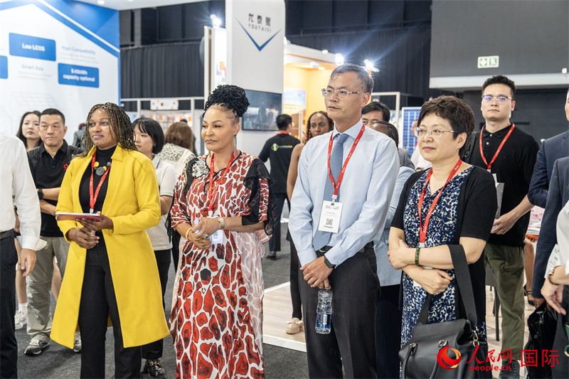 現(xiàn)場(chǎng)嘉賓參與捐贈(zèng)儀式。人民日?qǐng)?bào)非洲中心分社 希拉茲·莫林?jǐn)z