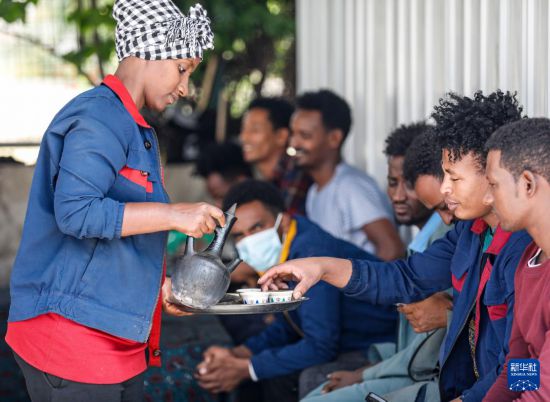 2024年2月16日，在埃塞俄比亞杜凱姆市的東方工業(yè)園，工人在工作間隙休息。 新華社記者 李亞輝 攝